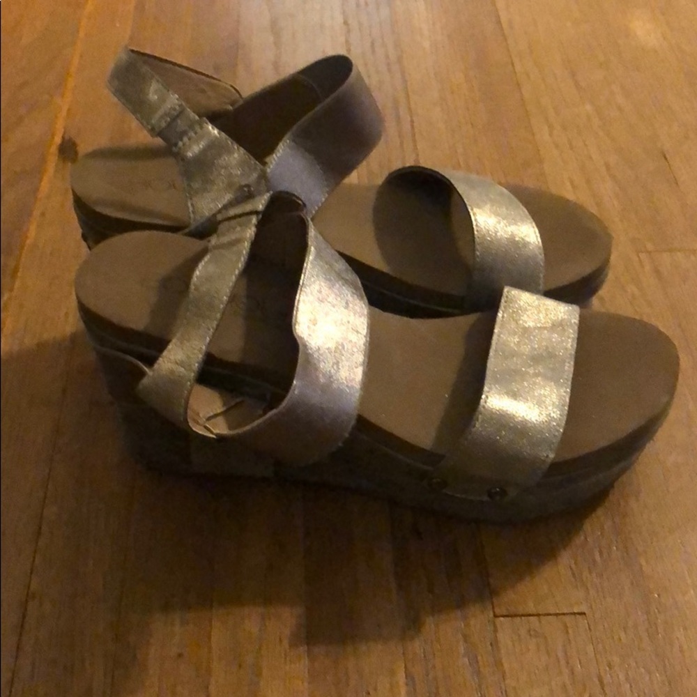 Glittery bronze color